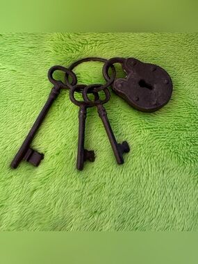 Vintage Cast Iron Decorative Keys & Padlock Rustic Decor Set